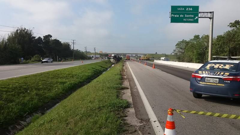 Caminhão-tanque de Criciúma tomba e causa congestionamento na BR-101 — foto 1