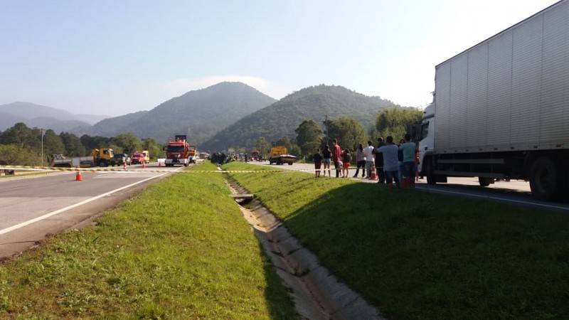 Caminhão-tanque de Criciúma tomba e causa congestionamento na BR-101 — foto 2