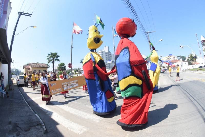 Cortejo e show nacional encerram Festival de Teatro Revirado — foto 1