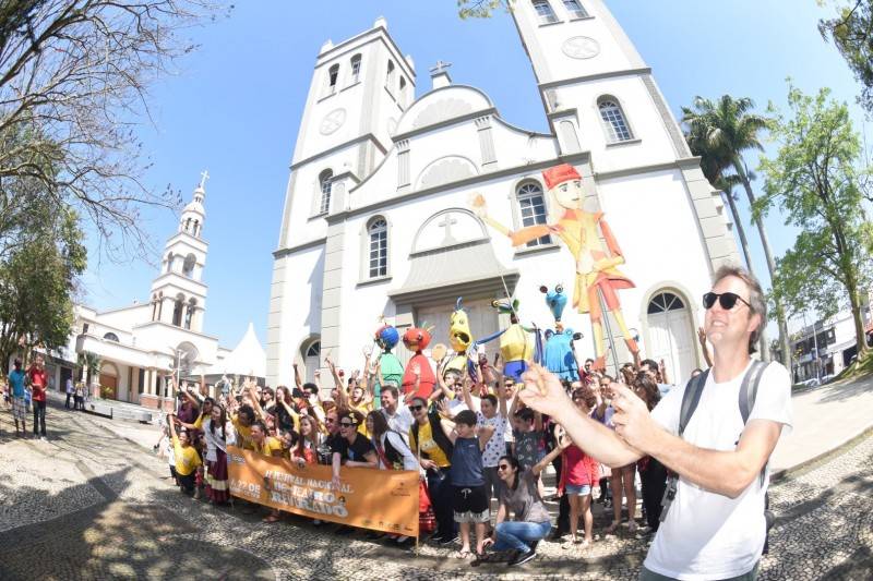 Cortejo e show nacional encerram Festival de Teatro Revirado — foto 2