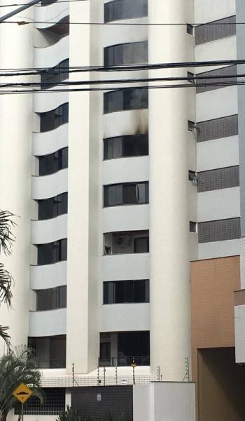 Bombeiros combatem princípio de incêndio em apartamento no Centro de Criciúma — foto 1
