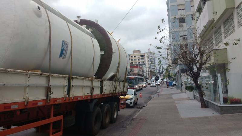 Caminhão deixa trânsito lento na rua Joaquim Nabuco — foto 1