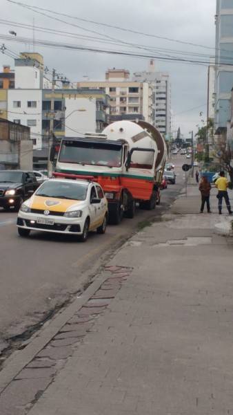 Caminhão deixa trânsito lento na rua Joaquim Nabuco — foto 2