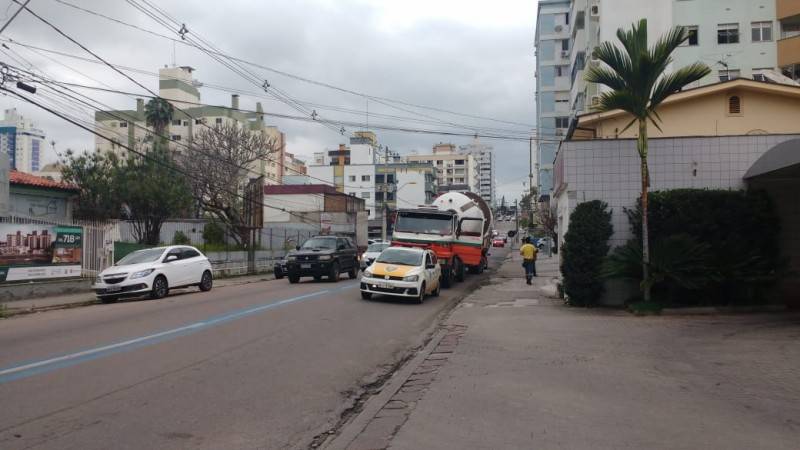 Caminhão deixa trânsito lento na rua Joaquim Nabuco — foto 3