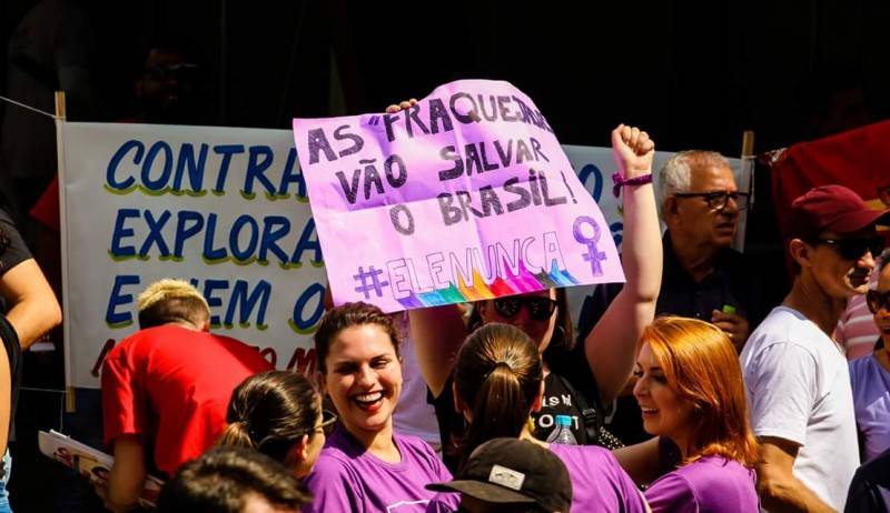 Manifestação reúne centenas de mulheres em Criciúma — foto 1