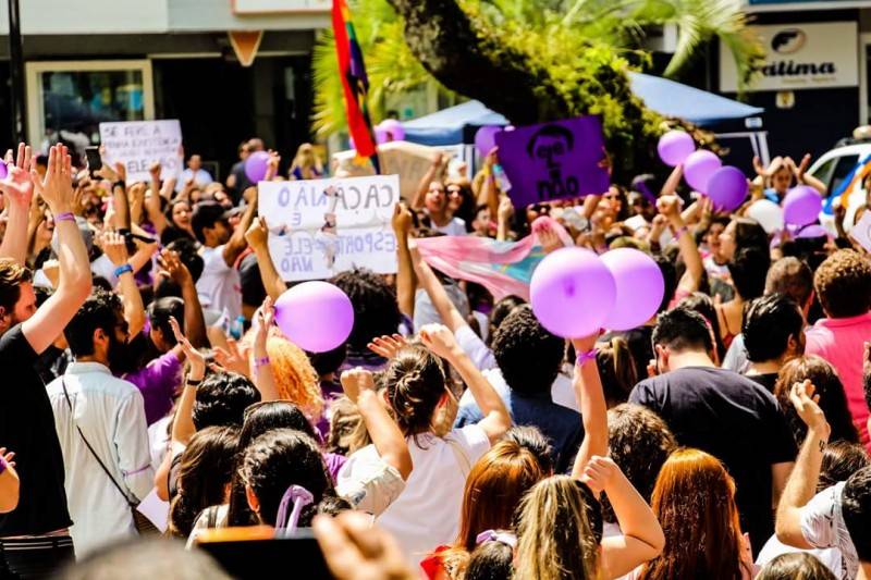 Manifestação reúne centenas de mulheres em Criciúma — foto 2