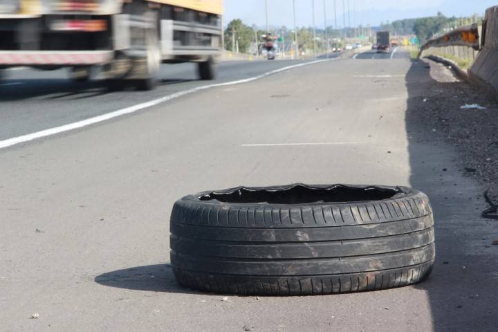 Motociclistas são vítimas de acidentes devido a abandono de pneus — foto 1
