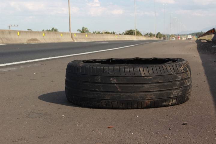 Motociclistas são vítimas de acidentes devido a abandono de pneus — foto 3