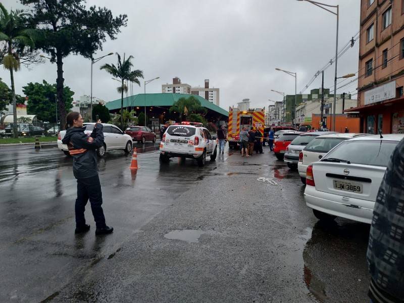 Incêndio em prédio na avenida Centenário mobiliza bombeiros — foto 1