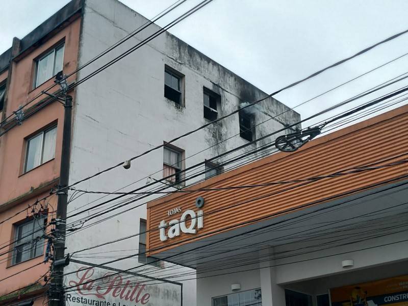 Incêndio em prédio na avenida Centenário mobiliza bombeiros — foto 3