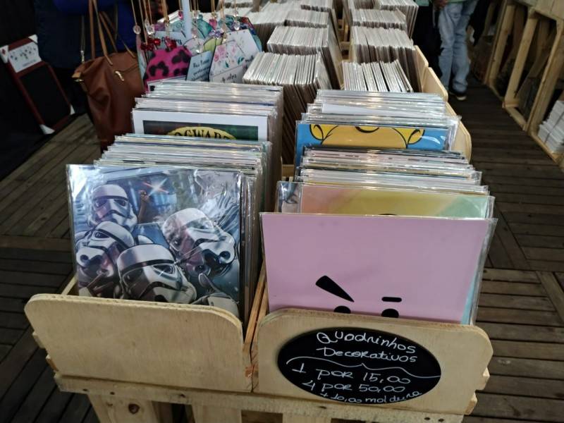 Quadros decorativos e objetos criativos são opções na Feira do Livro de Criciúma — foto 7