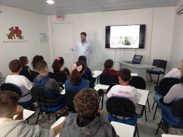 Alunos recebem informações sobre cuidados com animais de estimação — foto 1