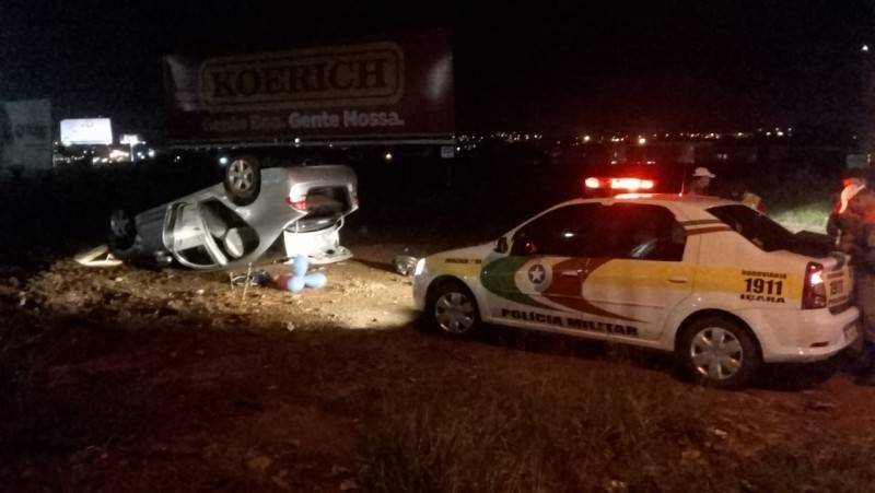 Motorista foge de barreira policial e capota veículo na SC-445 — foto 1