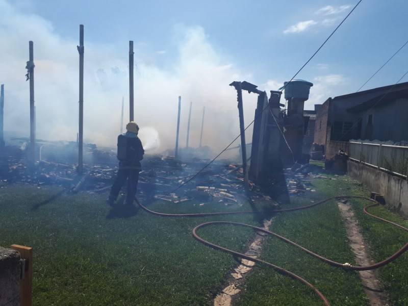 Casa é atingida por incêndio em Balneário Arroio do Silva — foto 1