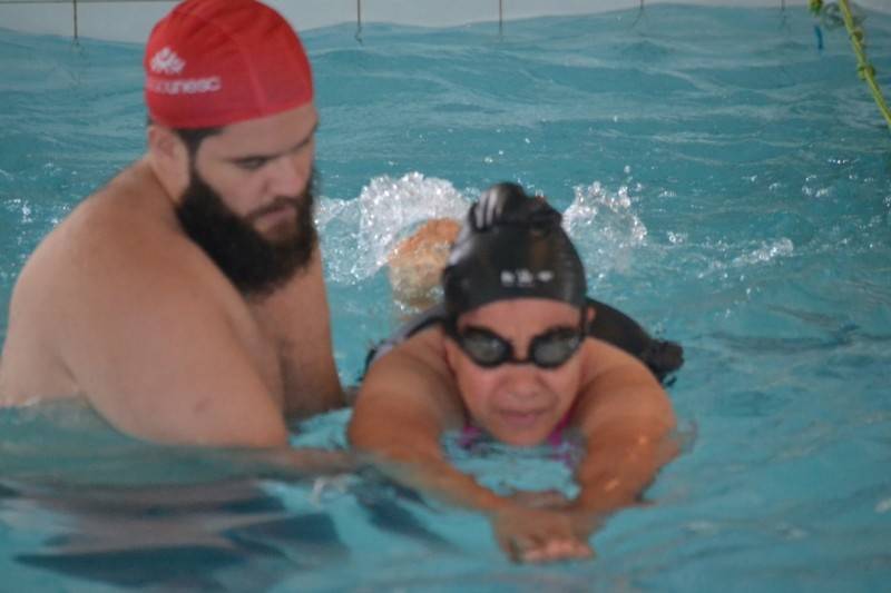 Parceria entre Afasc e Unesc permite aulas gratuitas de natação para idosos — foto 2