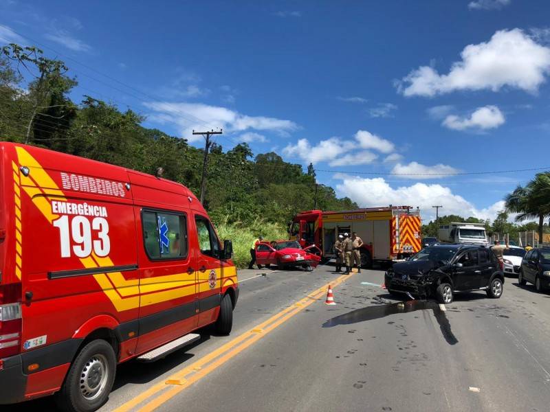 Idoso fica preso às ferragens em acidente na SC-108 — foto 1