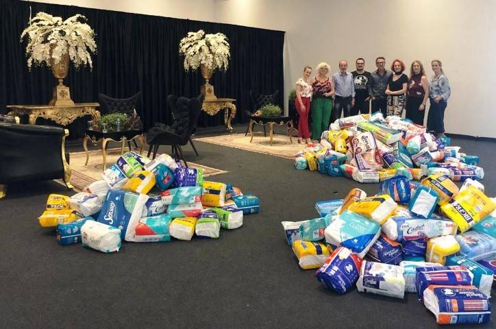 Mesas Decoradas arrecada mais de 3,5 mil fraldas geriátricas — foto 1