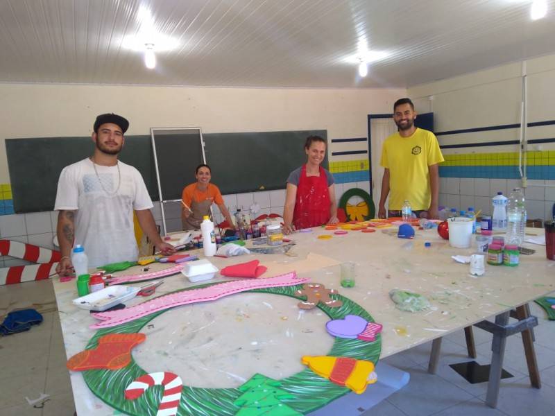 Enfeites de natal são confeccionados e ganharão as ruas na próxima semana — foto 1