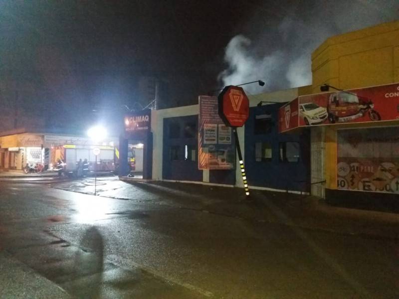 Incêndio destrói loja de ar condicionado localizada no Centro de Tubarão — foto 1