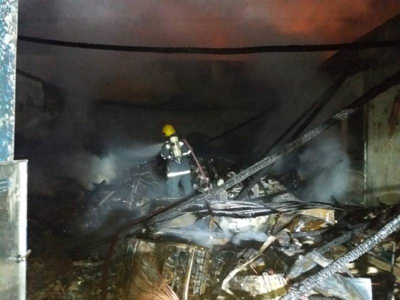 Incêndio destrói loja de ar condicionado localizada no Centro de Tubarão — foto 2