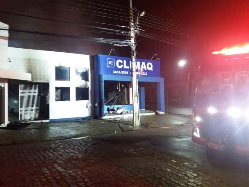 Incêndio destrói loja de ar condicionado localizada no Centro de Tubarão — foto 4