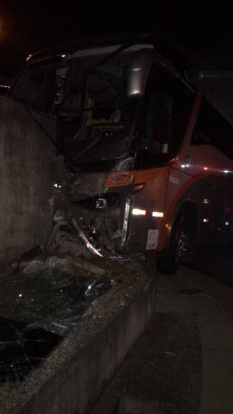 Colisão entre carro e ônibus deixa 12 feridos na Via Rápida em Criciúma — foto 1