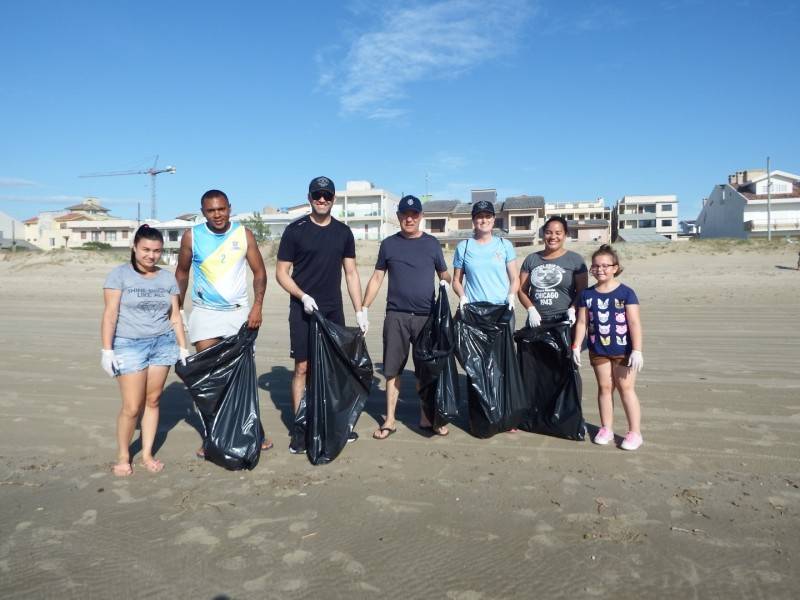Mutirão Praia Limpa envolve a comunidade e retira lixos e entulhos da orla — foto 2