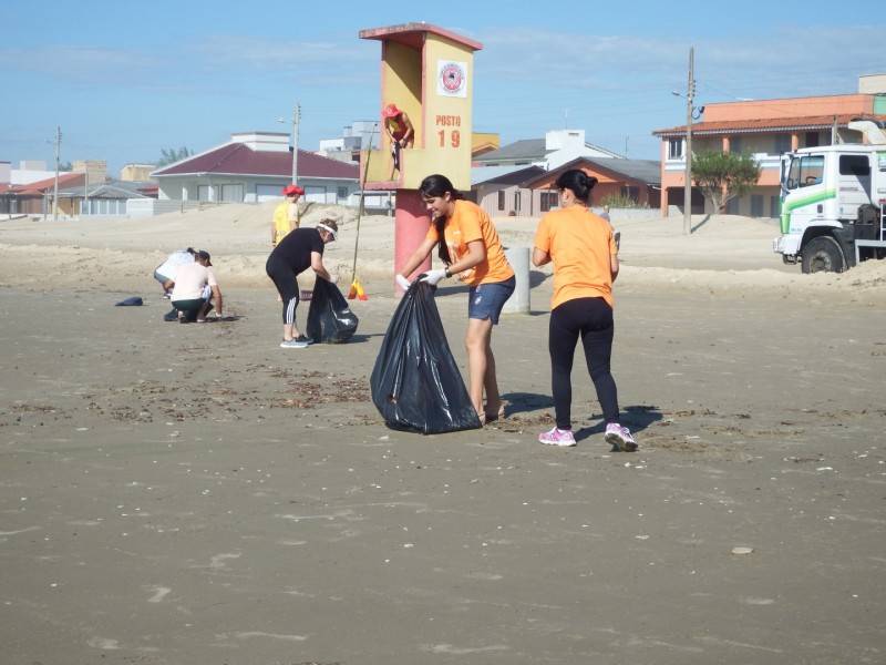 Mutirão Praia Limpa envolve a comunidade e retira lixos e entulhos da orla — foto 4
