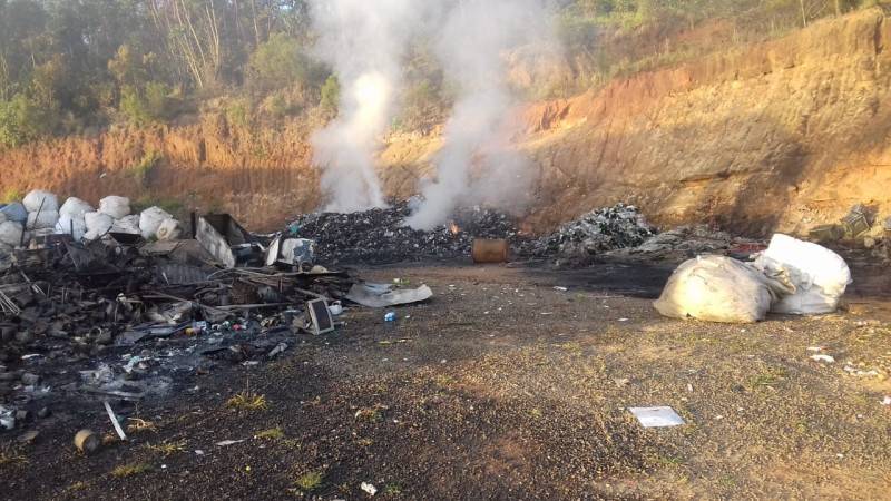 Pavilhão utilizado para reciclagem é atingido por incêndio em Içara — foto 2