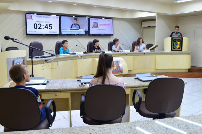 Vereadores aprovam sete requerimentos e uma indicação na última sessão mirim de 2018 — foto 1
