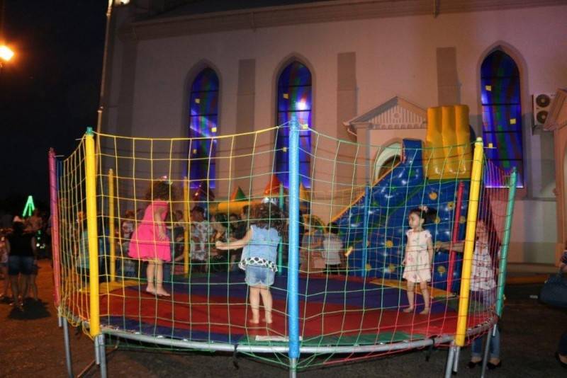 Praça da igreja matriz lotada para as atrações do Cocal Luz — foto 1