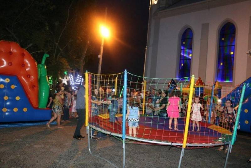 Praça da igreja matriz lotada para as atrações do Cocal Luz — foto 2