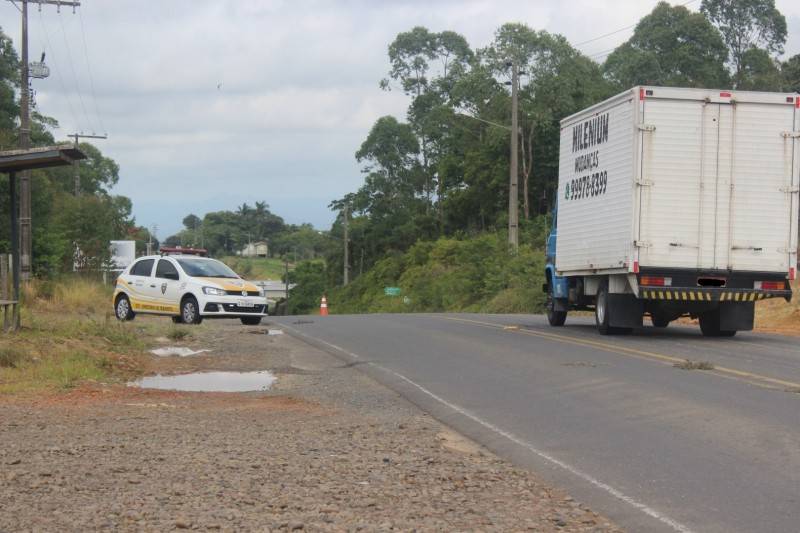 Engavetamento com três veículos é registrado na Rodovia Antônio Darós — foto 1