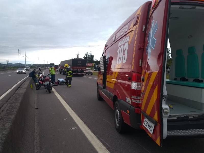 Jovem fica ferido após sofrer queda de moto na BR-101 — foto 1