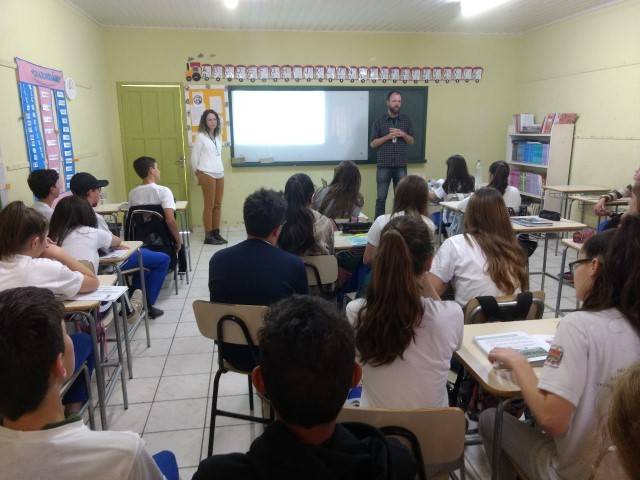 Aluna ganhadora de concurso de redação sobre 'Educação Sanitária na escola' é premiada — foto 1
