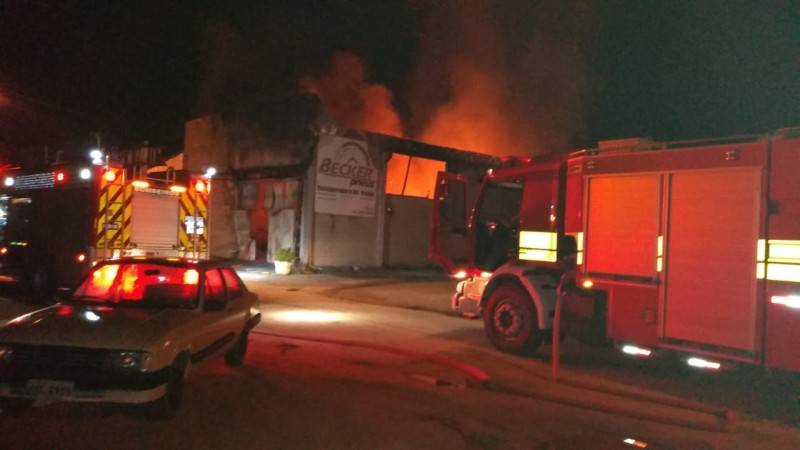 Incêndio de grandes proporções atinge empresa de pneus — foto 1