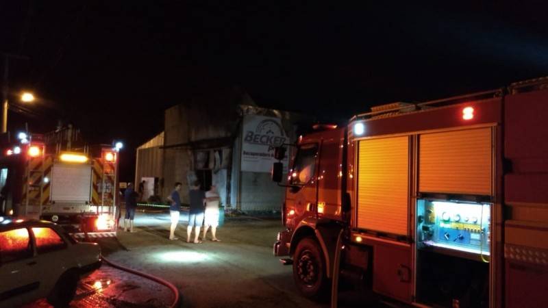 Incêndio de grandes proporções atinge empresa de pneus — foto 2