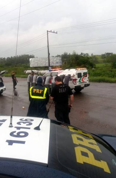 Presos de regime semiaberto são flagrados com maconha, celulares e dinheiro na BR-101 — foto 1