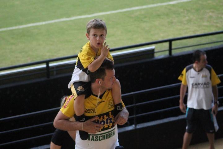 Torcida carvoeira empurra o Tigre para vitória em casa — foto 1