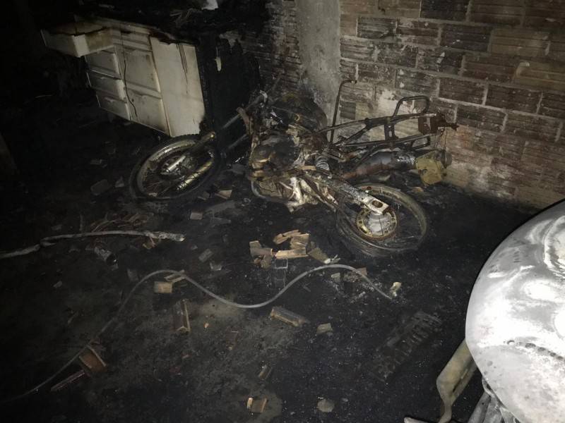 Incêndio destrói carro e moto no município de Timbé do Sul — foto 1