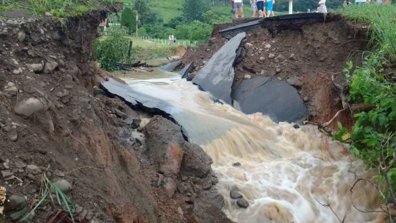 Defesa Civil interdita SC-370, após formação de cratera na rodovia — foto 1