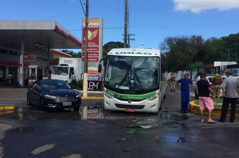 Ônibus fica preso em buraco no Centro de Araranguá — foto 1