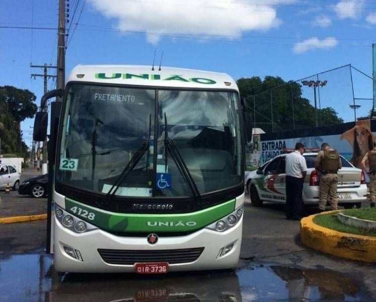 Ônibus fica preso em buraco no Centro de Araranguá — foto 2