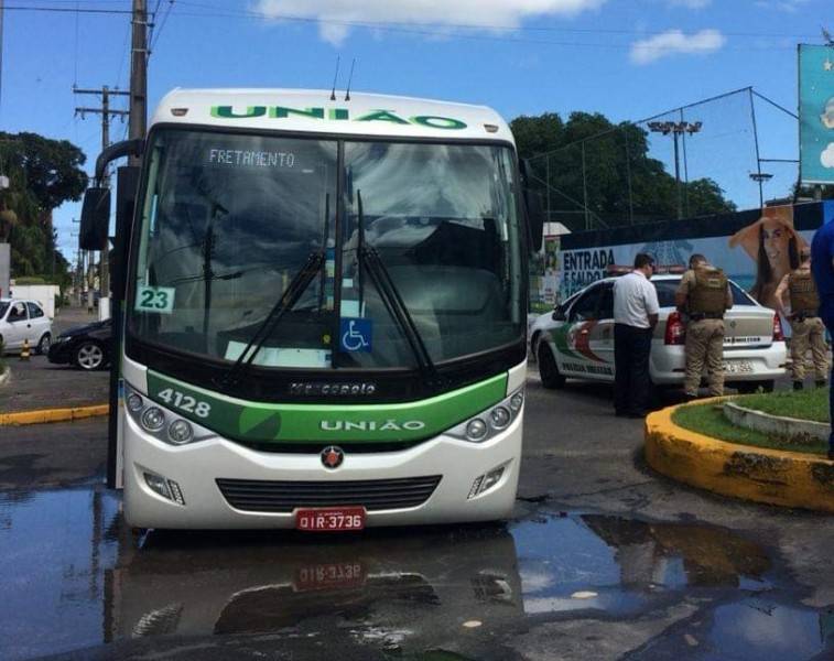 Ônibus fica preso em buraco no Centro de Araranguá — foto 3