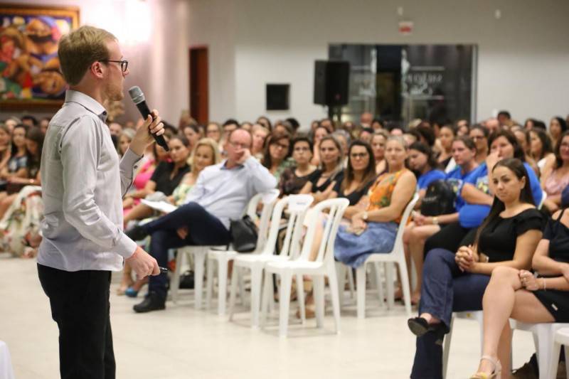 História de superação inspira palestra para educadores em Içara — foto 2