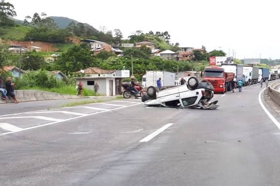 Acidente envolvendo quatro veículos é registrado em Laguna — foto 1
