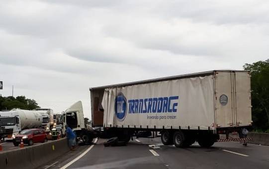 Acidente envolvendo quatro veículos é registrado em Laguna — foto 2