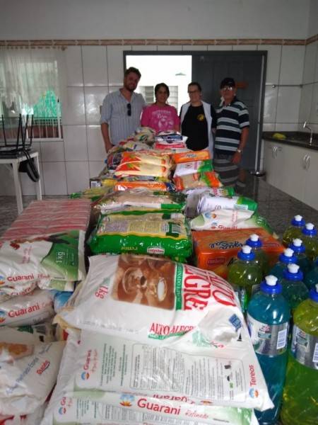 Ação em show beneficente arrecada mais de 200 quilos de alimentos — foto 1