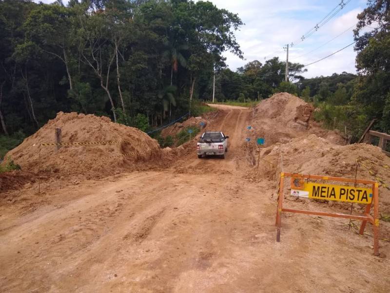 Passagem liberada em meia pista sobre a ponte em Rio Comprudente — foto 1