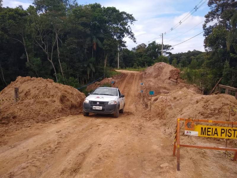Passagem liberada em meia pista sobre a ponte em Rio Comprudente — foto 2